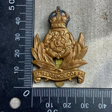 Charger l&#39;image dans la galerie, Origianl WW2 British Army Intelligence Corps Cap Badge
