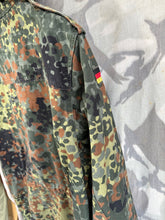 Charger l&#39;image dans la galerie, Genuine German Army Flecktarn Camouflaged Combat Smock / Parka - 46&quot; Chest
