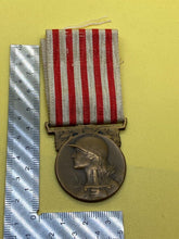 Load image into Gallery viewer, Original French Army  1914 / 1918 Commemorative War Medal
