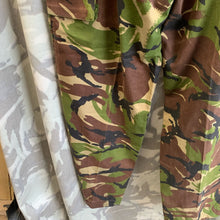 Charger l&#39;image dans la galerie, Geuine British Army DPM Camouflaged Combat Trousers - 80/76/92
