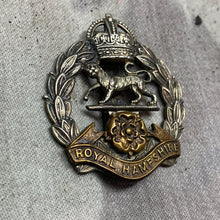 Lade das Bild in den Galerie-Viewer, Origianl WW2 British Army Royal Hampshire Regiment Cap Badge
