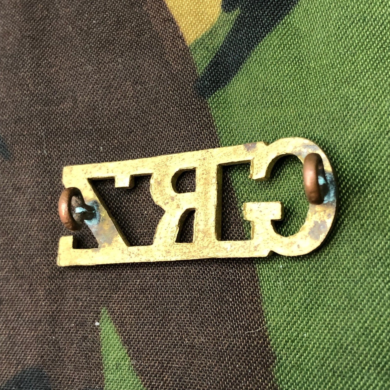 Genuine British Army WW1 Brass Shoulder Title - Unknown G.R.Z - The Militaria Shop