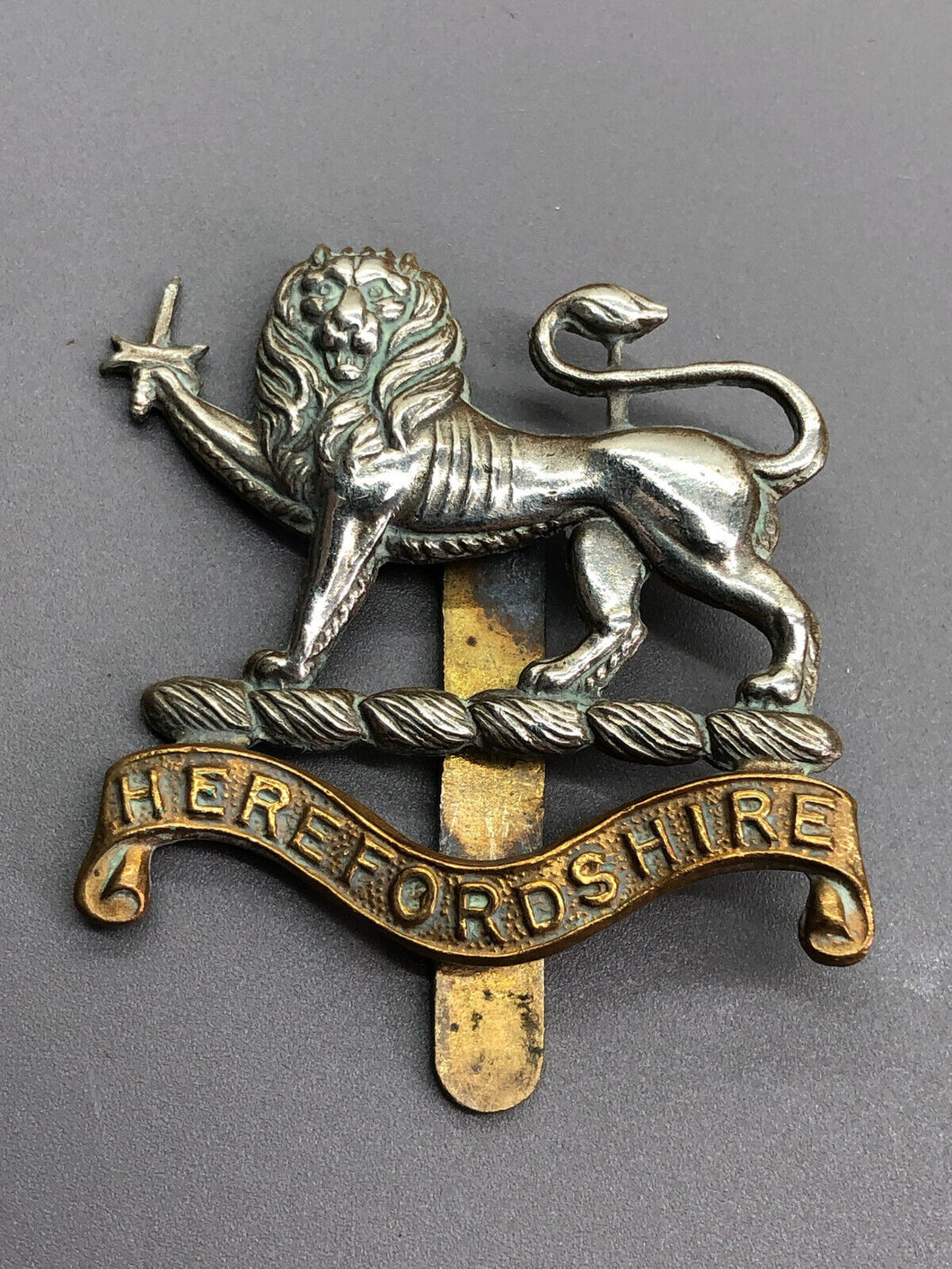 Originales Mützenabzeichen des Herefordshire-Regiments der britischen Armee aus dem 2. Weltkrieg 