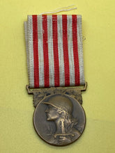 Load image into Gallery viewer, Original French Army  1914 / 1918 Commemorative War Medal
