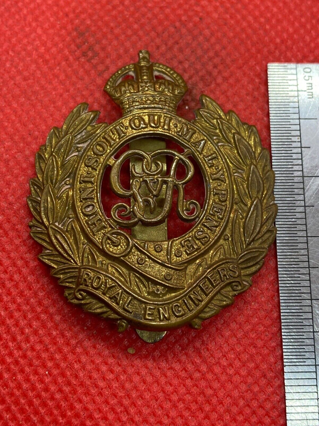 Original British Army WW1 GV Royal Engineers Cap Badge