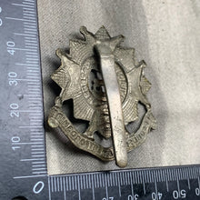 Charger l&#39;image dans la galerie, Original WW2 British Army Bedfordshire &amp; Hertfordshire Regiment Cap Badge
