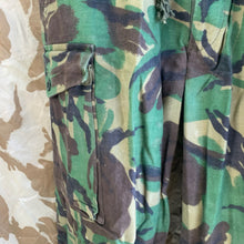 Lade das Bild in den Galerie-Viewer, British Army DPM Camouflaged Temperate Trousers - 80/80/96 - Vintage Clothing
