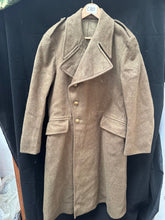 Lade das Bild in den Galerie-Viewer, Original British Army Overcoat Greatcoat - 41&quot; Chest
