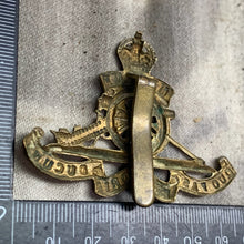 Lade das Bild in den Galerie-Viewer, Original WW2 British Army Royal Artillery RA Cap Badge
