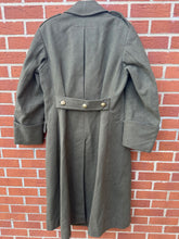 Charger l&#39;image dans la galerie, Original WW2 British Army Officers Greatcoat Captain Named 1941 Dated -42&quot; Chest
