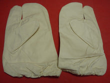 Load image into Gallery viewer, Original WW2 British Army Gunners Winter White Gloves - Dated 1941
