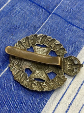 Load image into Gallery viewer, Original WW1 / WW2 British Army Rifle Brigade Regiment Cap Badge
