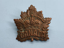 Charger l&#39;image dans la galerie, Original WW2 Canadian Army CANADA Cap Badge
