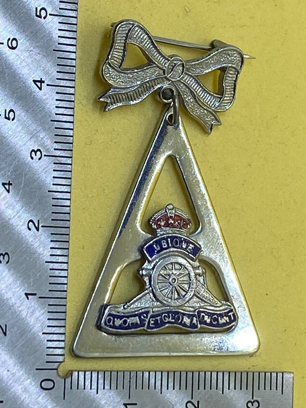 Original WW1 / WW2 Enamel & White Metal Royal Artillery Sweetheart Brooch