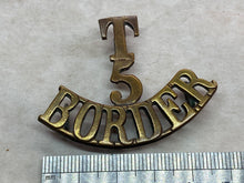 Charger l&#39;image dans la galerie, Original WW1 British Army 5th Border Territorial Battalion Brass Shoulder Title
