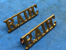 Load image into Gallery viewer, Original WW2 British Army Royal Army Dental Corps RADC Brass Shoulder Title
