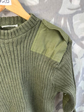 Charger l&#39;image dans la galerie, Genuine British Army Man&#39;s Heavy Jersey Olive Drab Pull Over - Size 33&quot; Chest
