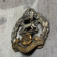 Lade das Bild in den Galerie-Viewer, Origianl WW2 British Army Royal Hampshire Regiment Cap Badge
