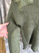 Lade das Bild in den Galerie-Viewer, Echter schwerer Pullover aus olivgrünem Jersey für Herren der britischen Armee – Größe 3 – 81,3 cm Brustumfang 
