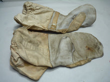 Load image into Gallery viewer, Original WW2 Pattern British Army White Camouflaged Gloves / Gunners Mittens
