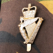 Lade das Bild in den Galerie-Viewer, Original British Staybrite Army Cap - Royal Irish Rangers - The Militaria Shop
