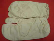 Load image into Gallery viewer, Original WW2 British Army Gunners Winter White Gloves - Dated 1942
