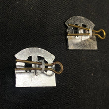 Lade das Bild in den Galerie-Viewer, Original British Collar Badge Pair - Black Watch (Royal Highland Regiment) - The Militaria Shop
