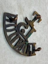 Charger l&#39;image dans la galerie, Original WW1 British Army 15th London Territorial Brass Shoulder Title
