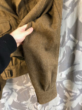 Charger l&#39;image dans la galerie, Original British Army Battledress Jacket - 39&quot; Chest
