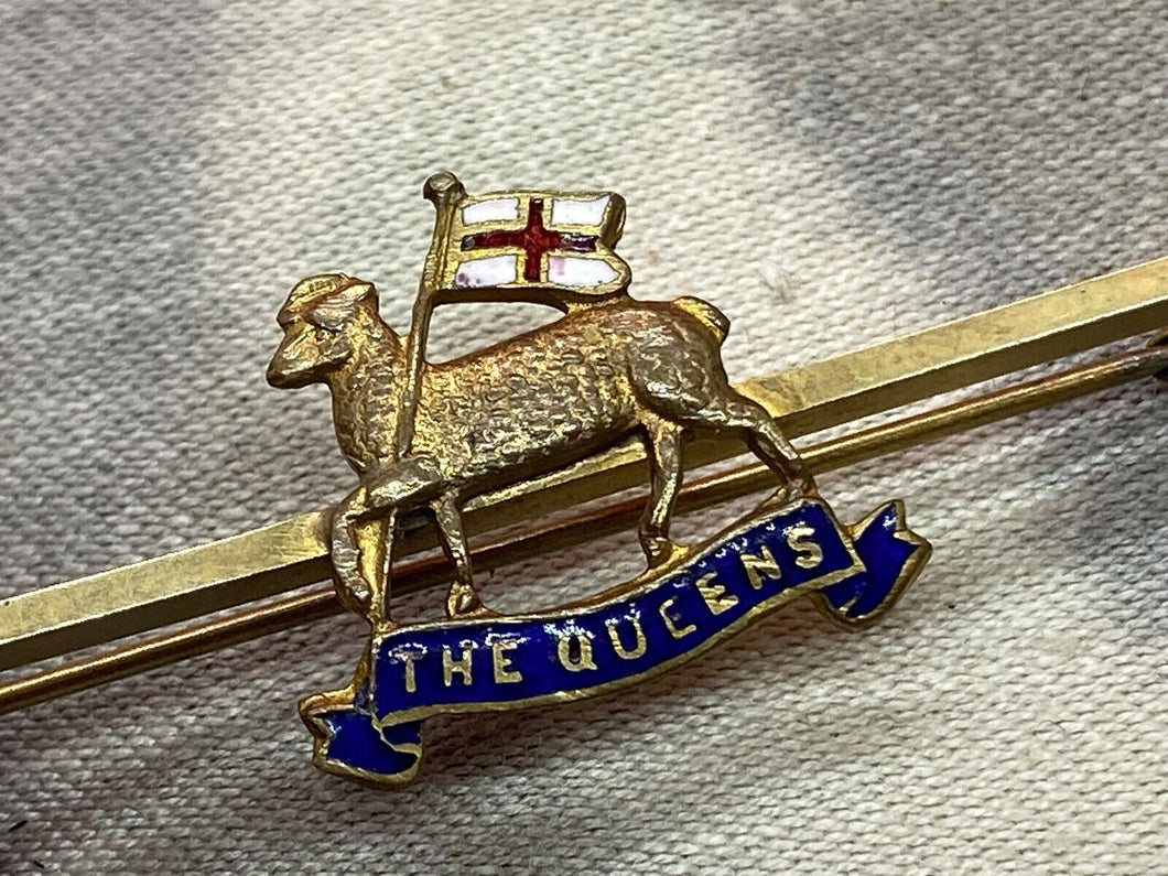 Original British Army The Queen's Regiment Gilt & Enamel Sweetheart Brooch