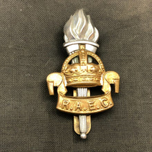 Charger l&#39;image dans la galerie, Original British Army Cap/Beret Badge - Royal Army Education Corps RAEC - The Militaria Shop
