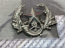 Charger l&#39;image dans la galerie, Original WW1 / WW2 British Army - Cameronians Scottish Cap Badge
