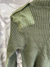 Lade das Bild in den Galerie-Viewer, Echter schwerer Pullover aus olivgrünem Jersey für Herren der britischen Armee – Größe 3 – 81,3 cm Brustumfang 
