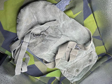 Lade das Bild in den Galerie-Viewer, Original US Army Vietnam War Era Snout Type Gas Mask Bag - The Militaria Shop
