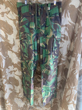 Charger l&#39;image dans la galerie, British Army DPM Camouflaged Temperate Trousers - 80/80/96 - Vintage Clothing
