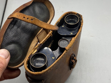 Charger l&#39;image dans la galerie, Original WW1 / WW2 British Army Binoculars in Case. London Maker &amp; WD Marked
