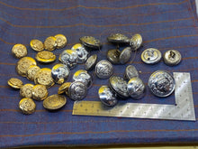 Lade das Bild in den Galerie-Viewer, Original Group of British Army Post 1953 Tunic Buttons - The Militaria Shop
