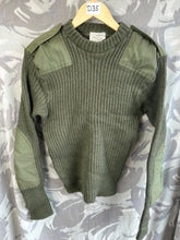 Lade das Bild in den Galerie-Viewer, Echter schwerer Pullover aus olivgrünem Jersey für Herren der britischen Armee – Größe 3 – 81,3 cm Brustumfang 
