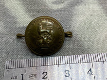 Lade das Bild in den Galerie-Viewer, Original British Army King&#39;s Own Scottish Borderers Brass Button Brooch
