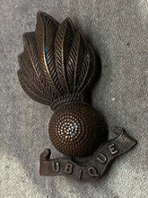 Load image into Gallery viewer, Original WW1 / WW2 British Army Artillery Officer&#39;s Bronze Cap / Collar Badge
