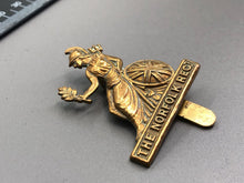 Lade das Bild in den Galerie-Viewer, Original WW1 British Army Cap Badge - Norfolk Regiment - Brass
