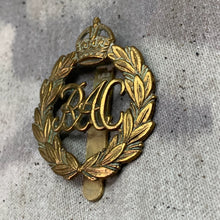 Charger l&#39;image dans la galerie, Original WW2 British Army Royal Armoured Corps Cap Badge
