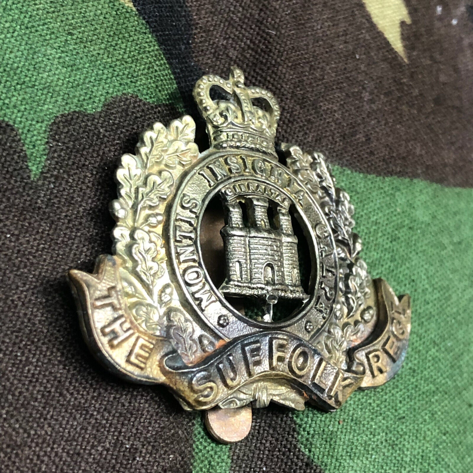 Original British Army The Suffolk Regiment Cap Badge - The Militaria Shop