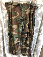 Charger l&#39;image dans la galerie, Genuine US Army Camouflaged Overgarment Protective - XLarge - 48&quot; Waist
