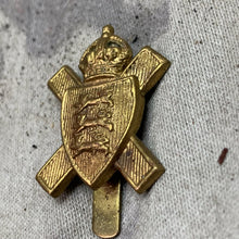 Lade das Bild in den Galerie-Viewer, Original WW2 British Army Royal Jersey Light Infantry Cap Badge
