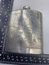 Lade das Bild in den Galerie-Viewer, Original Sheffield Pewter Hip Flask with Hunting Scenes on Both Sides
