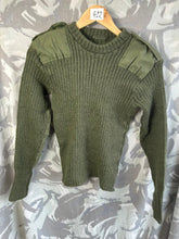 Charger l&#39;image dans la galerie, Genuine British Army Man&#39;s Heavy Jersey Olive Drab Pull Over - Size 32&quot; Chest
