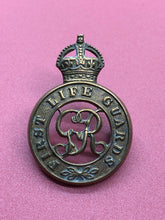 Load image into Gallery viewer, Original WW1 British Army Cap Badge - 1st Life Guards
