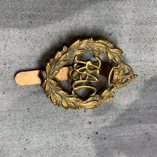 Charger l&#39;image dans la galerie, Original WW2 British Army Royal Armoured Corps Cap Badge
