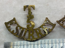Charger l&#39;image dans la galerie, Matching Pair of Original WW1 5th E. Surrey Territorial Brass Shoulder Titles
